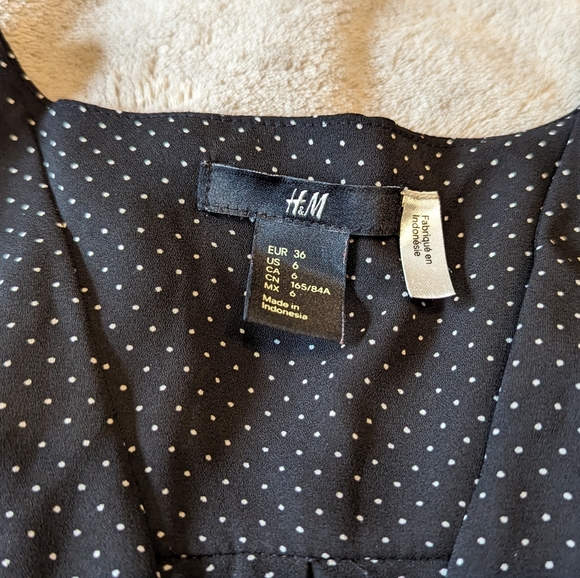 H&M blouse black with white polkadots 6US - Picture 2 of 4